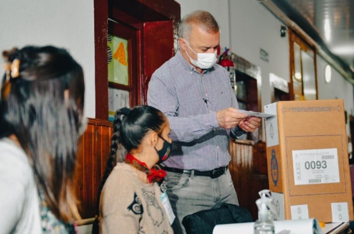PASO 2021 en Misiones: Carlos Arce emitió su voto en la escuela Pedro Goyena