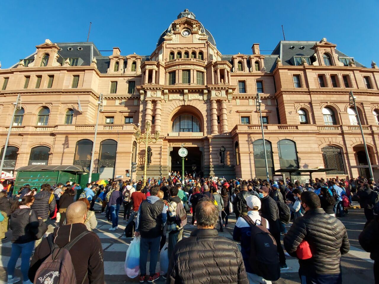 Caos en la estación Constitución por un corte de vías en Avellaneda. (Foto: Clarín)