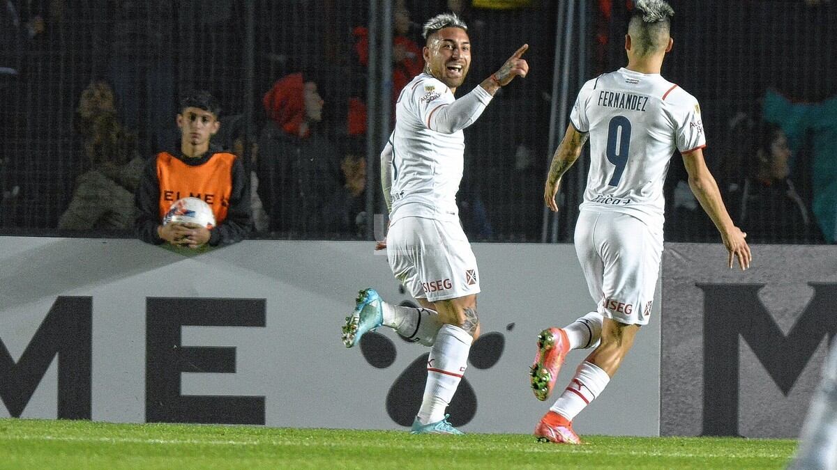 Damián Batallini y Leandro Fernández festejan el primero de Independiente