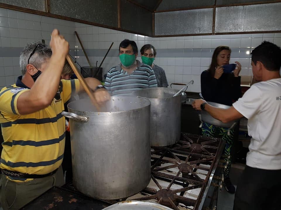 Voluntarios de Cáritas y grupo campamento de la Ciudad de Pérez ayudando a los más necesitados