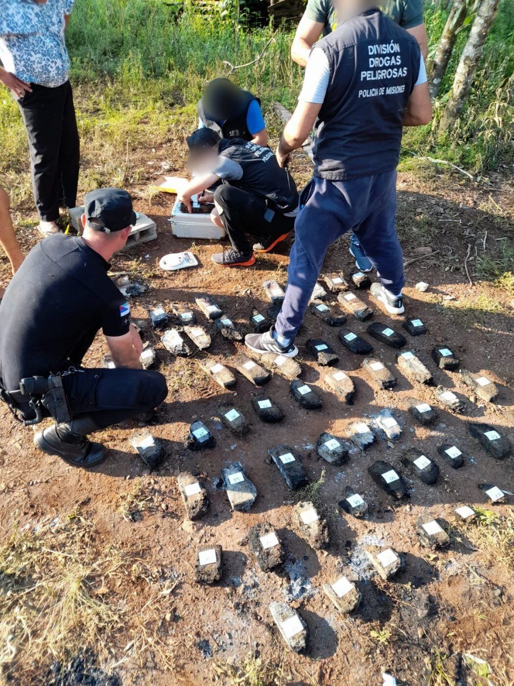 Sofocaban un incendio y se toparon con ladrillos de marihuana en Pozo Azul.