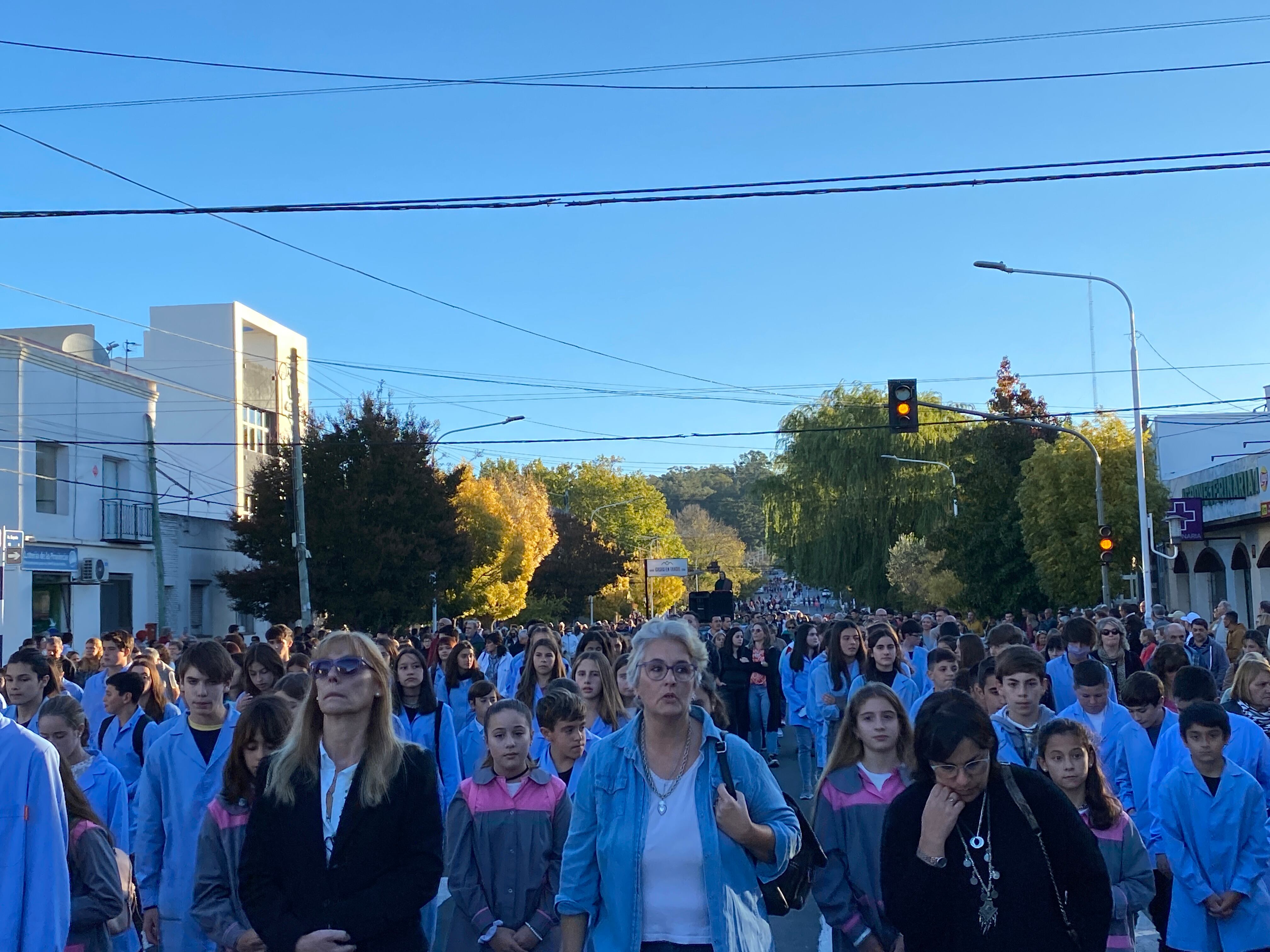 Miles de fieles llevaron los restos de Cristo durante un trayecto de más de un kilómetro