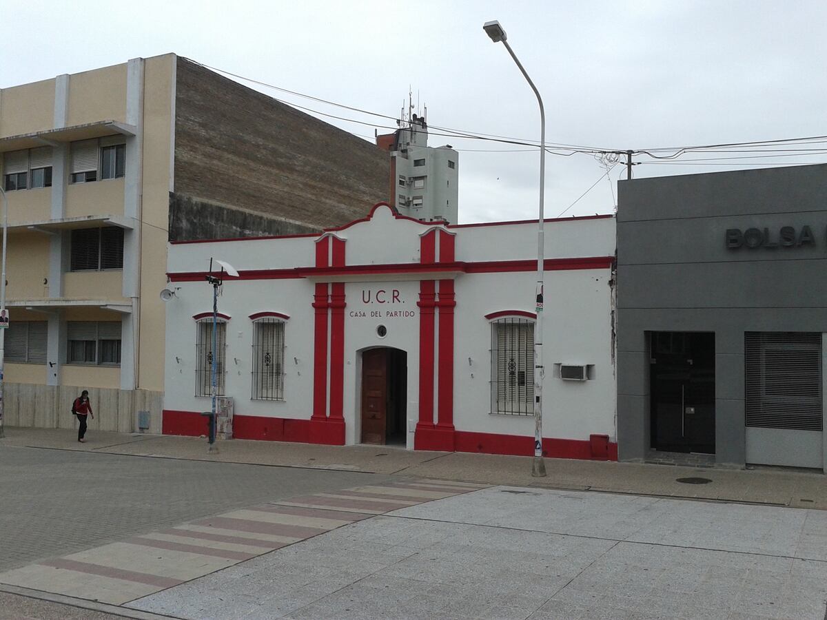 Radicalismo dúctil : primeras notas sobre la alianza de la UCR y el PRO con La Libertad Avanza