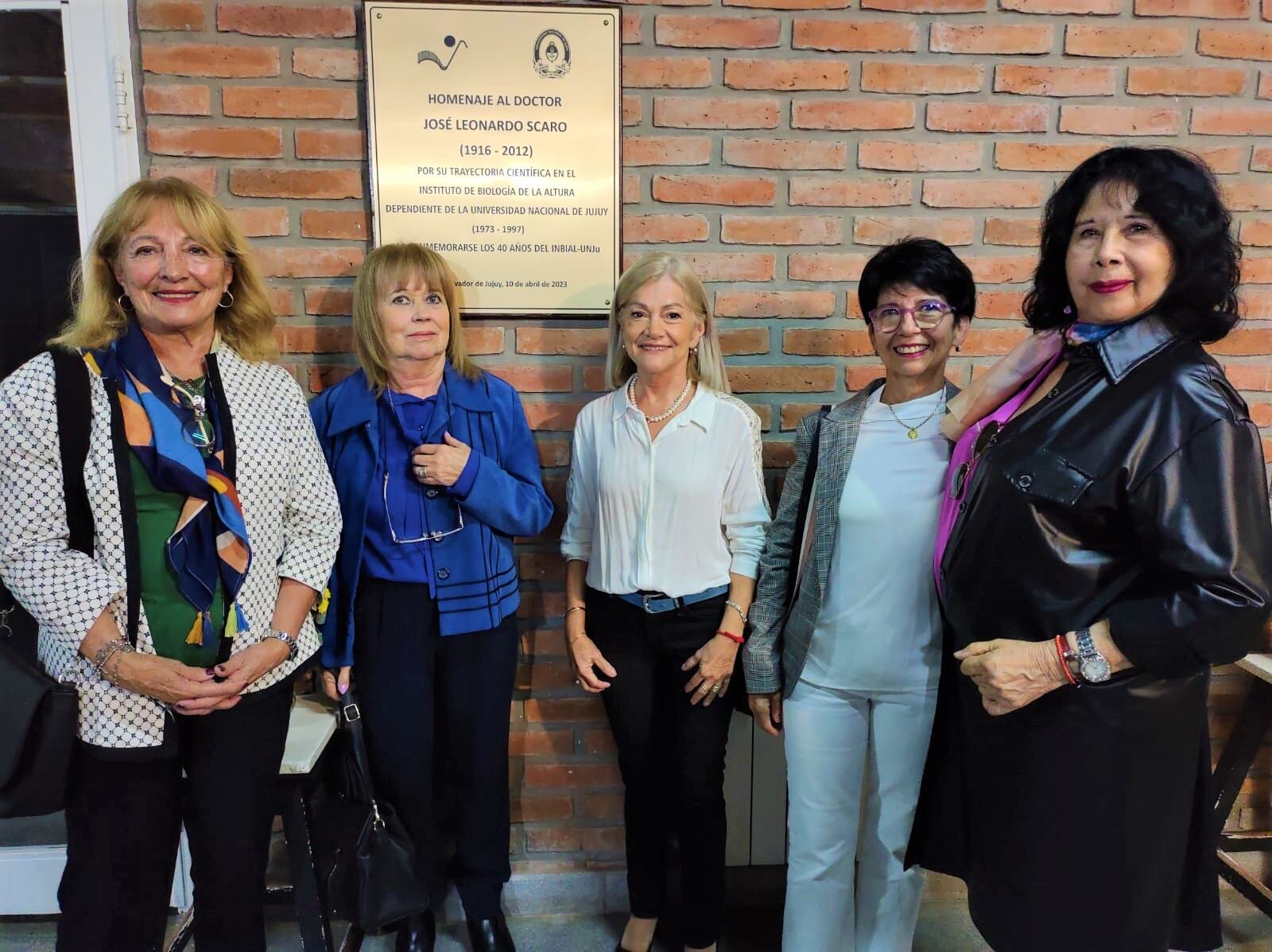 Familiares presentes en el homenaje tributado a la memoria del Dr. José Leonardo Scaro en la UNJu.