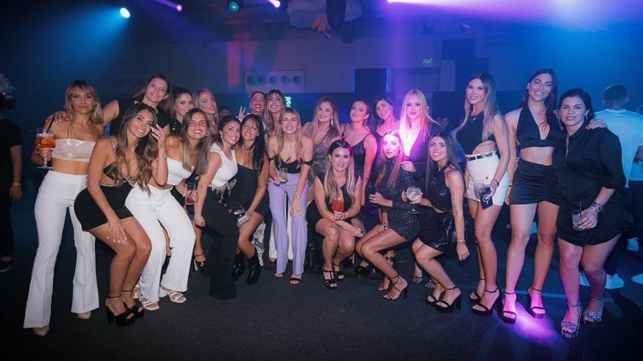 Todas juntas desde el inicio, la foto que muestra al sostén de los jugadores de la Selección Argentina, en los festejos de la Bresh.