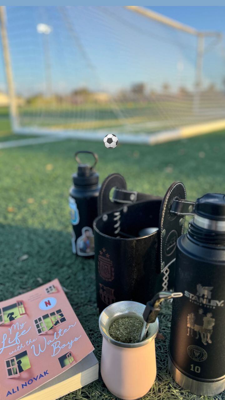 La influencer tomó mate durante su hora de lectura.