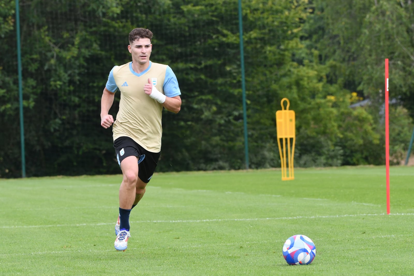 El cordobés habló de su continuidad en el Manchester City. (@Argentina)