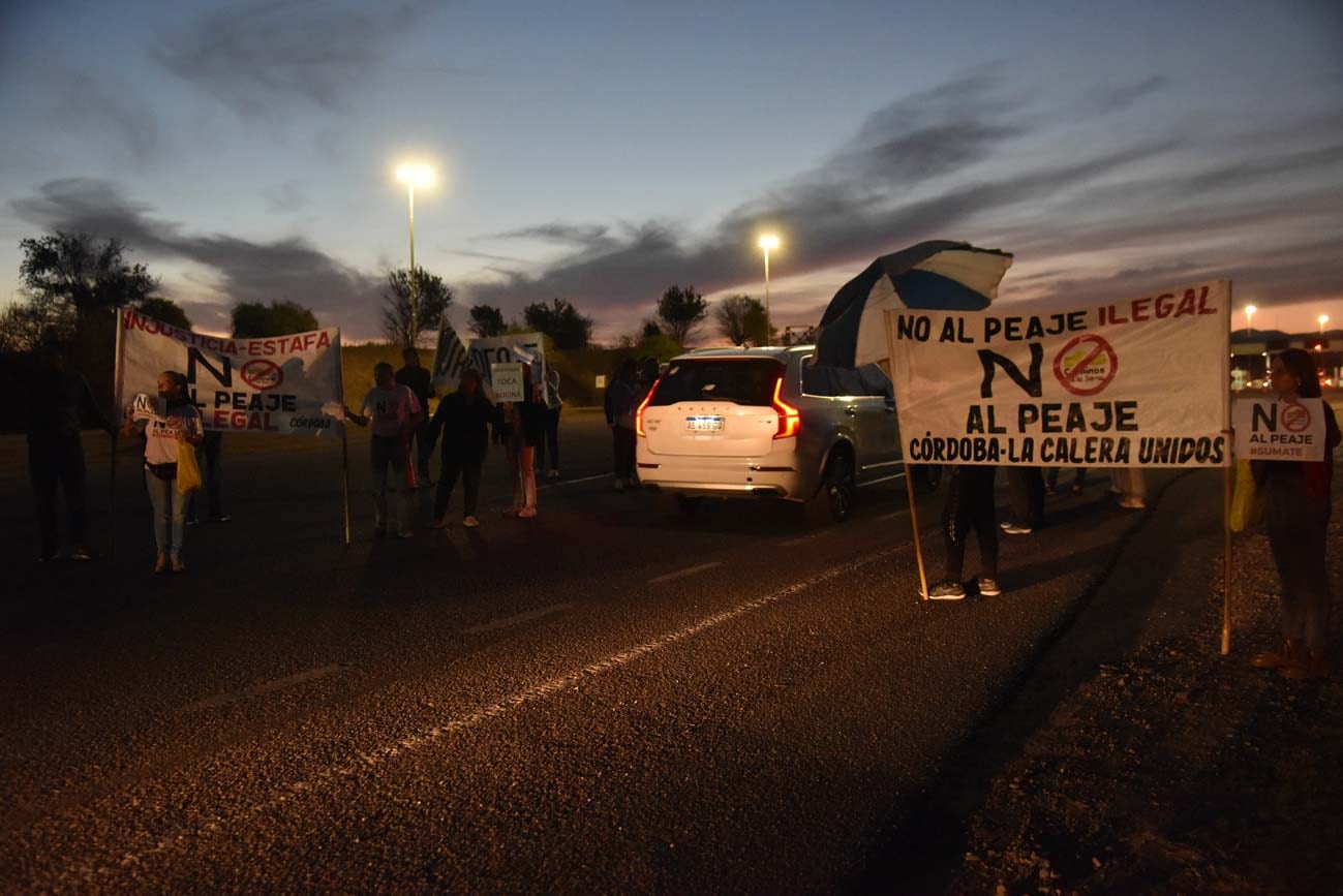 Protesta de vecinos de La Calera en el peaje (Facundo Luque / La Voz)