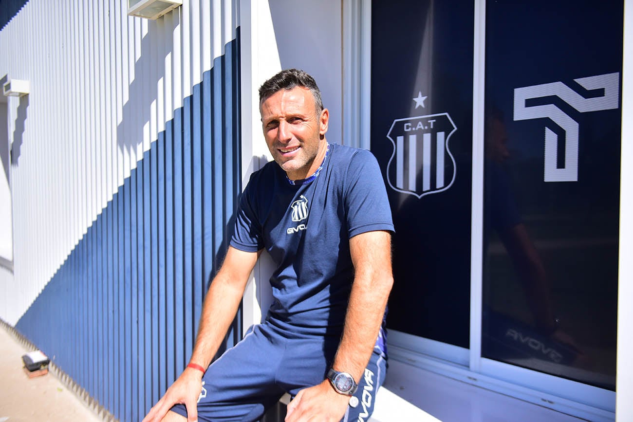 Entrevista con Walter Ribonetto, entrenador de la reserva de talleres en el predio Amadeo  Nuccetelli ( Ramiro Pereyra /La Voz) 