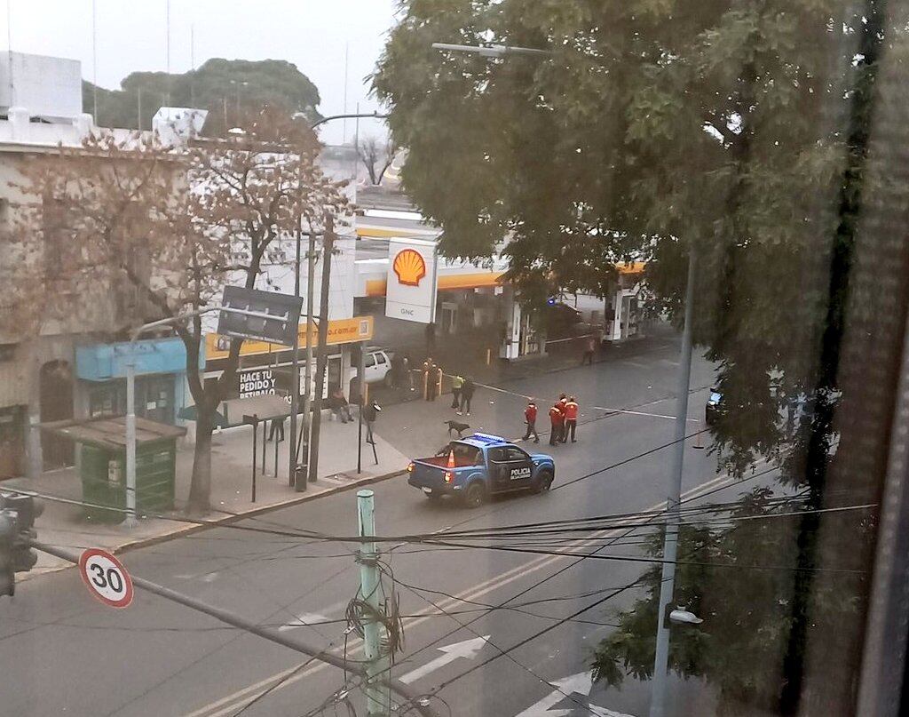 El colectivo donde se atrincheró el hombre estaba cerca de una importante estación de servicios.