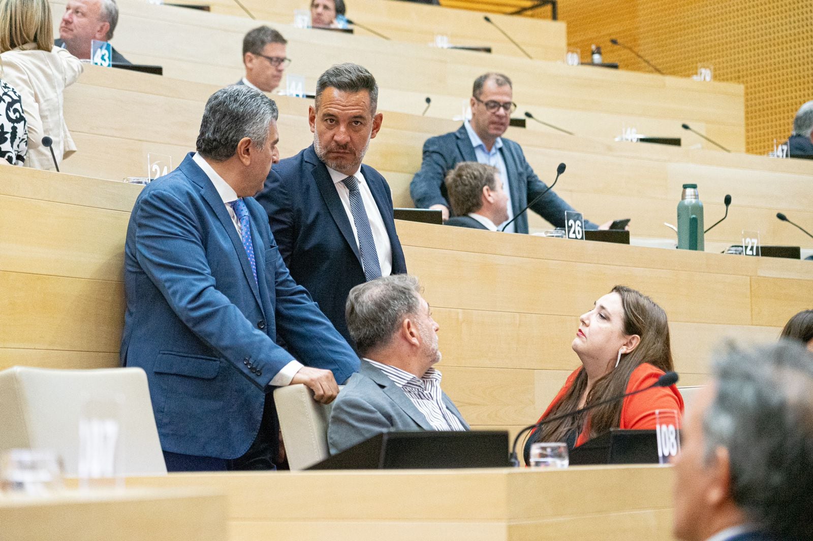 Una charla cara de "nada de amigos" de juecistas con el presidente del bloque oficialista, Miguel Siciliano.