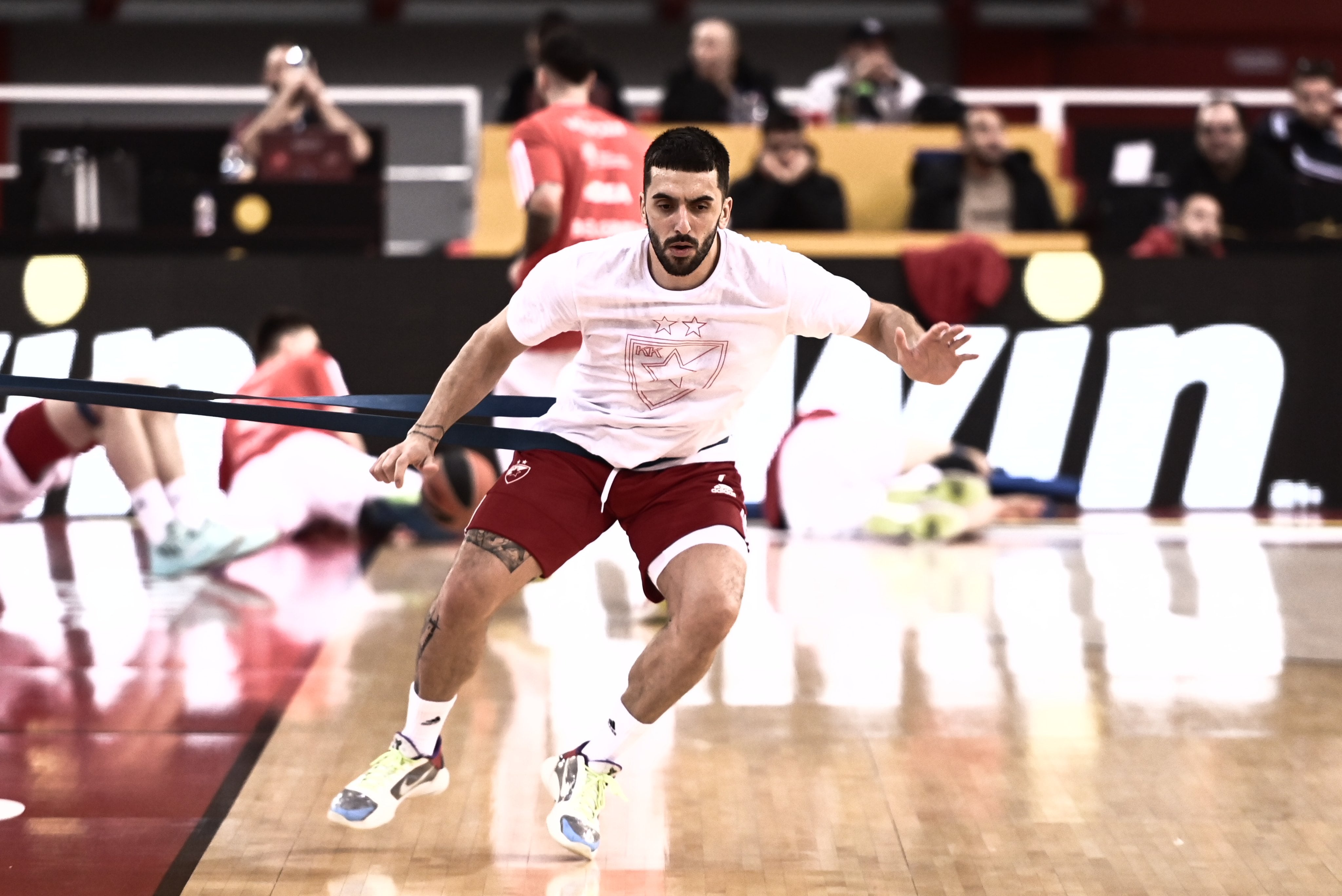 Facundo Campazzo realizó los movimientos precompetitivos con su nuevo equipo Estrella Roja de Serbia en Grecia, pero no pudo debutar. (@Eurohoopsnet)