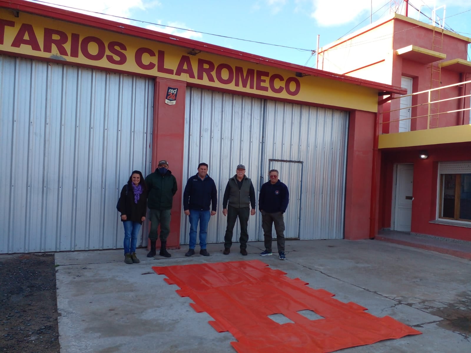 Gestión Ambiental donó una lona de rescate de fauna marina a los Bomberos de Claromecó