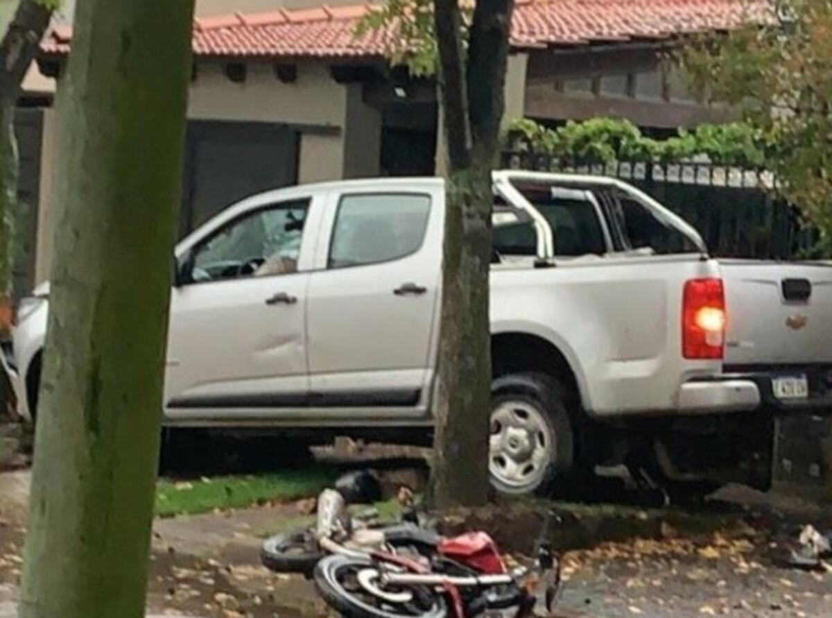 Lo asaltaron a la salida de un banco, atropelló a los ladrones y mató a uno