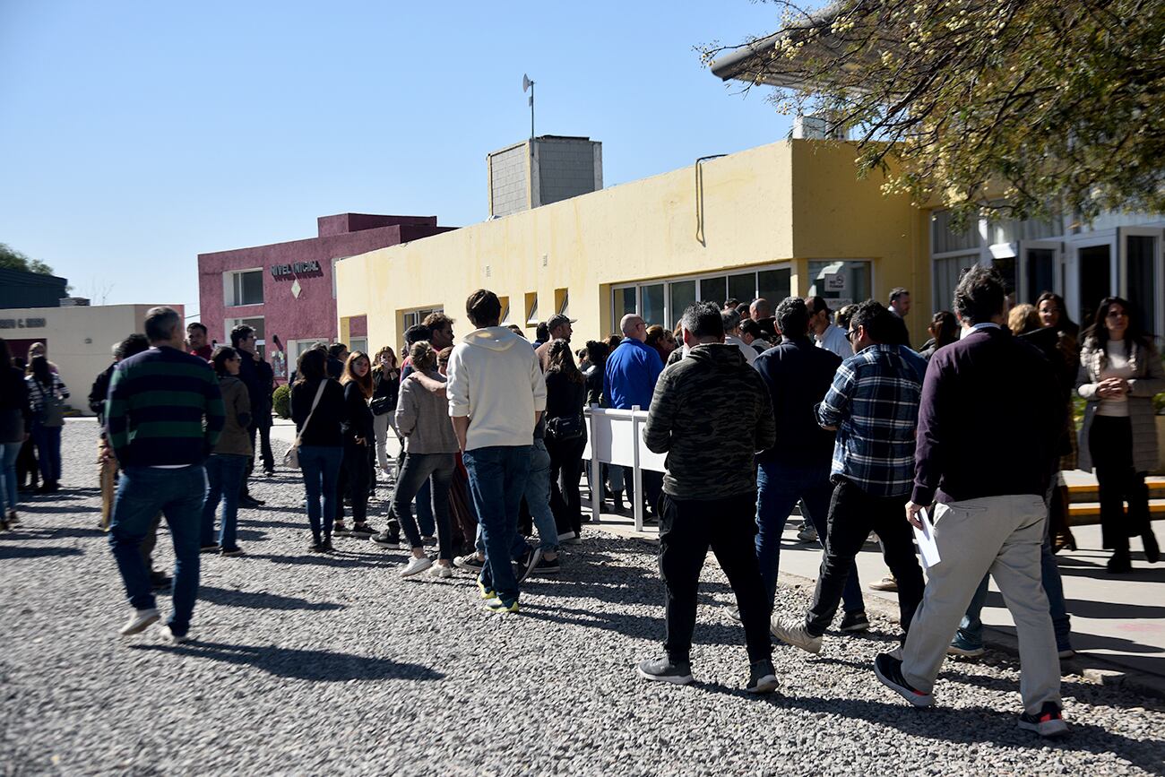 Padres de alumnos protestan frente a la escuela. 