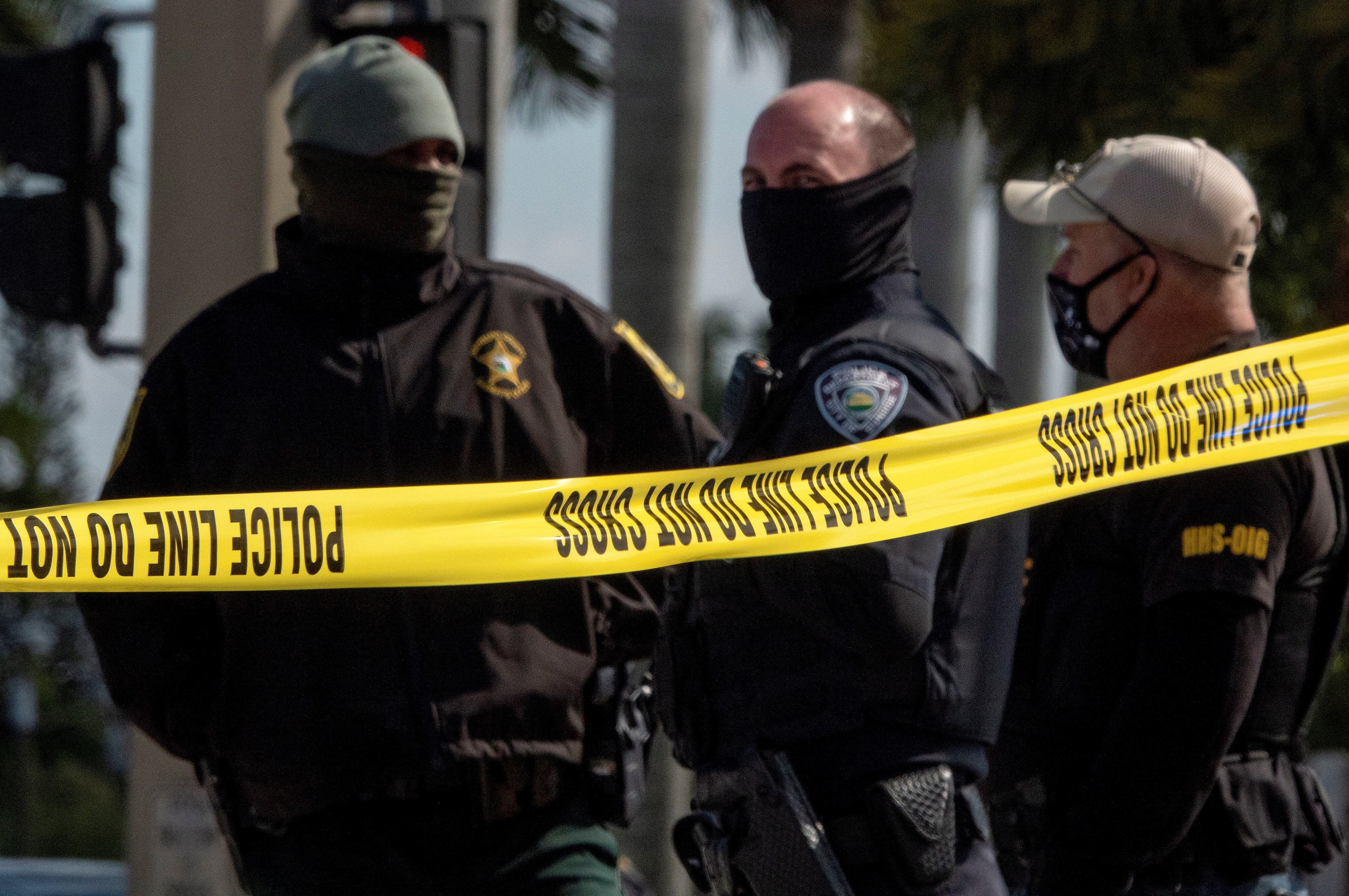 La policía bloquea la calle donde murieron dos agentes del FBI y otros tres resultaron heridos en un tiroteo (Foto de CHANDAN KHANNA / AFP)