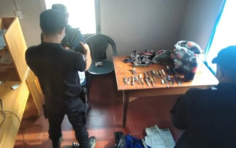 Secuestran varias armas blancas y detienen a un individuo en Mártires.