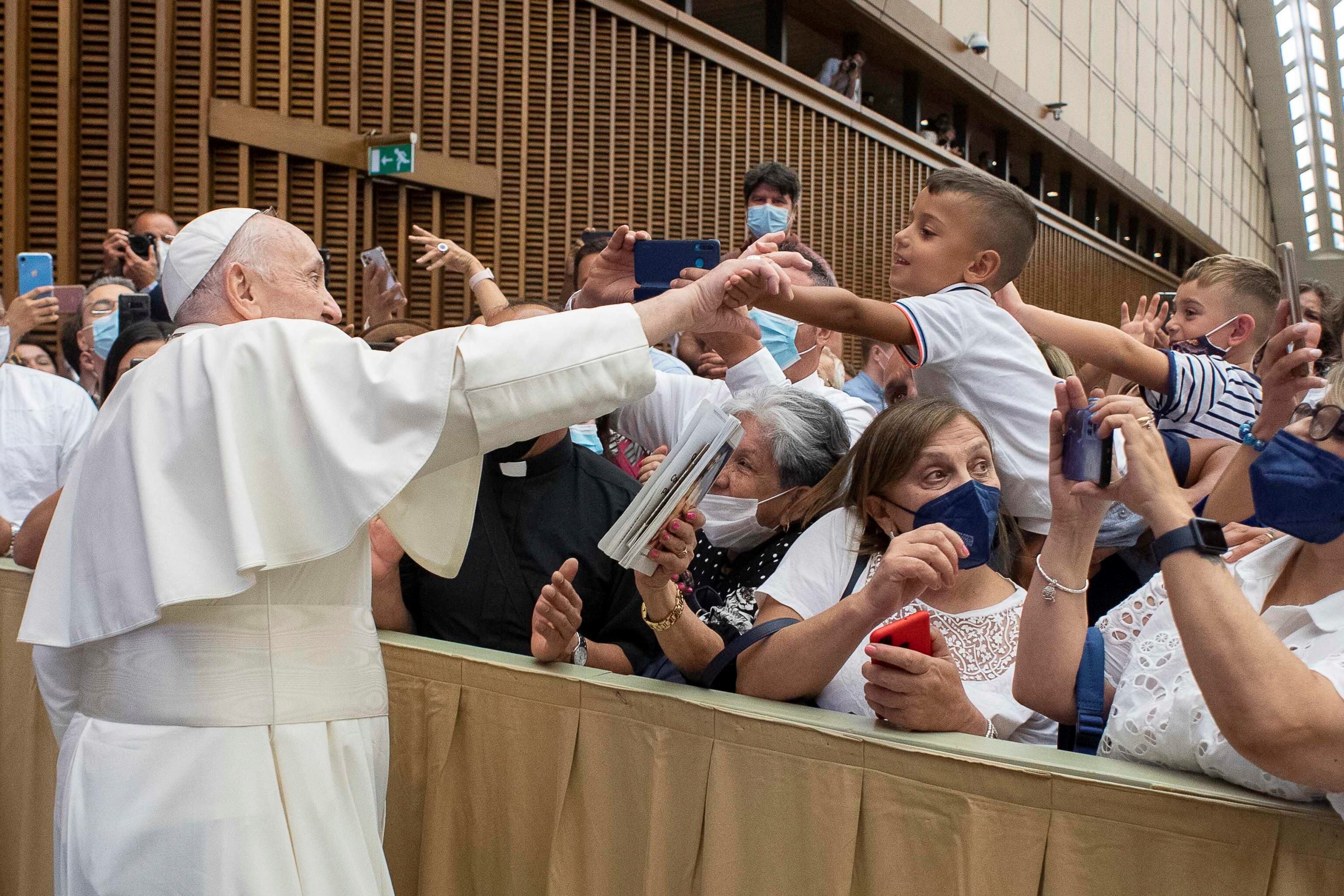 El papa Francisco volvió a encabezar una audiencia general a un mes de su operación