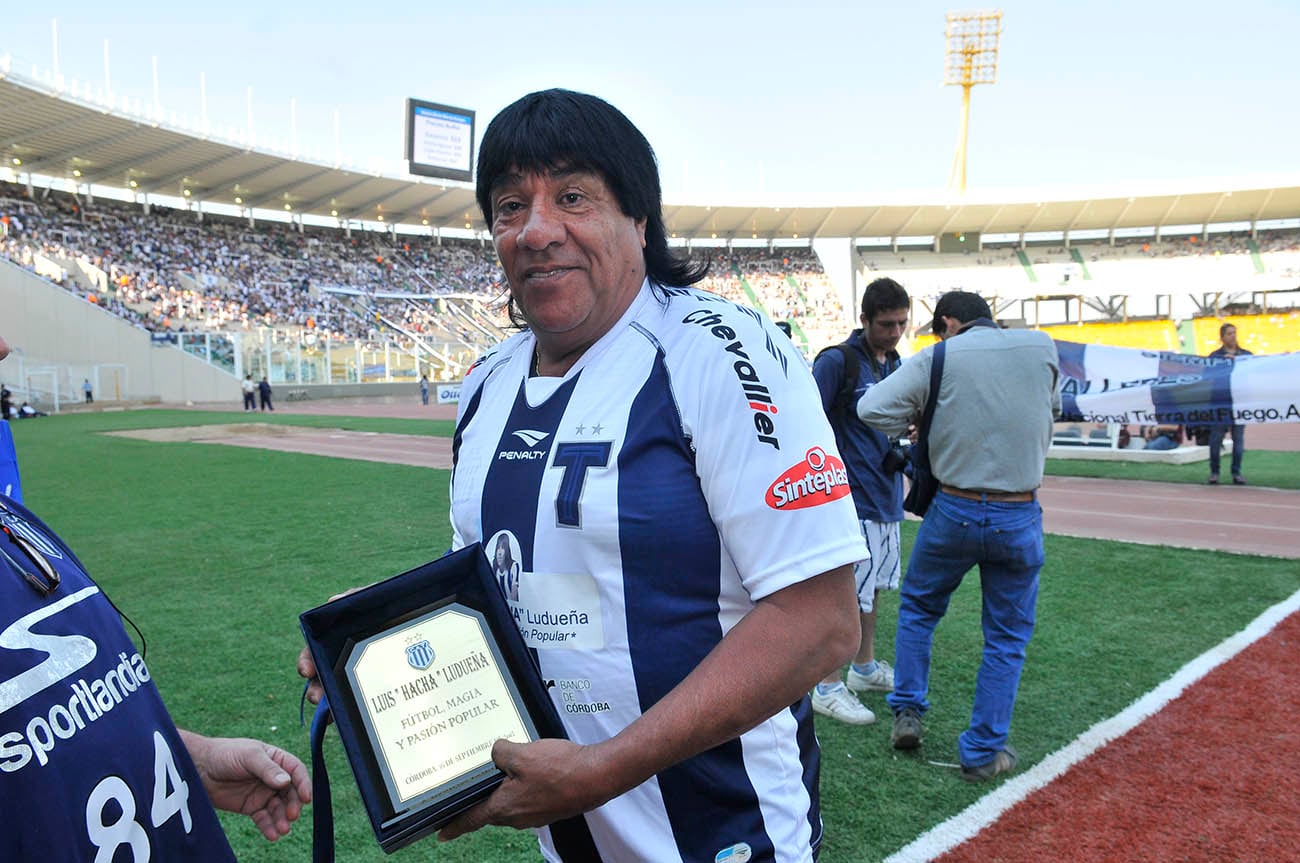 Homenaje en el Kempes a Luis “el Hacha” Ludueña. (Ramiro Pereyra / La Voz)