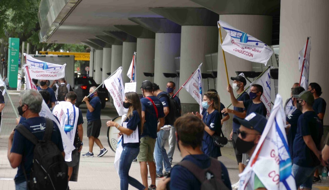 Protesta de trabajadores de Latam durante la reapertura del Aeroparque Jorge Newbery. (Clarín)