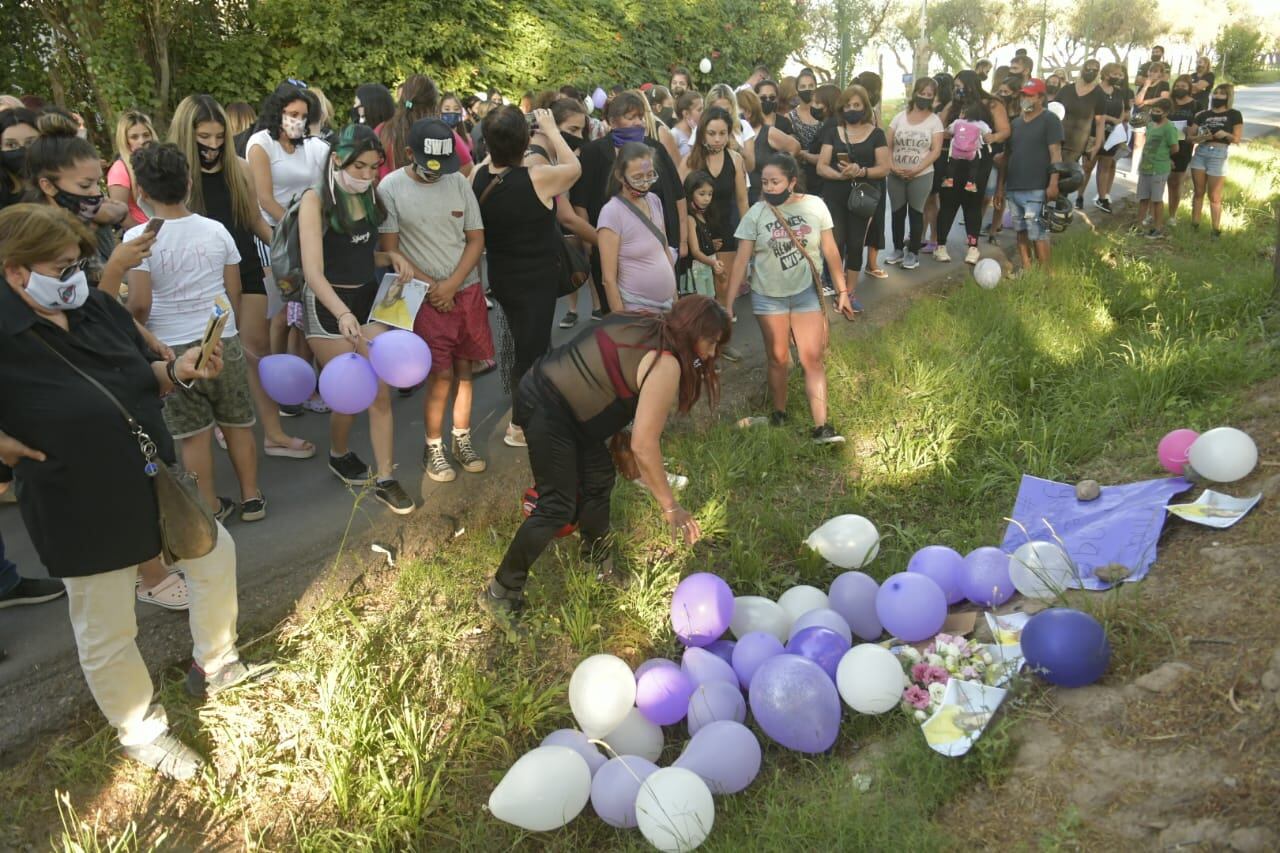 Dejaron globos, fotos y flores donde hallaron el cuerpo. Foto Orlando Pelichotti -   