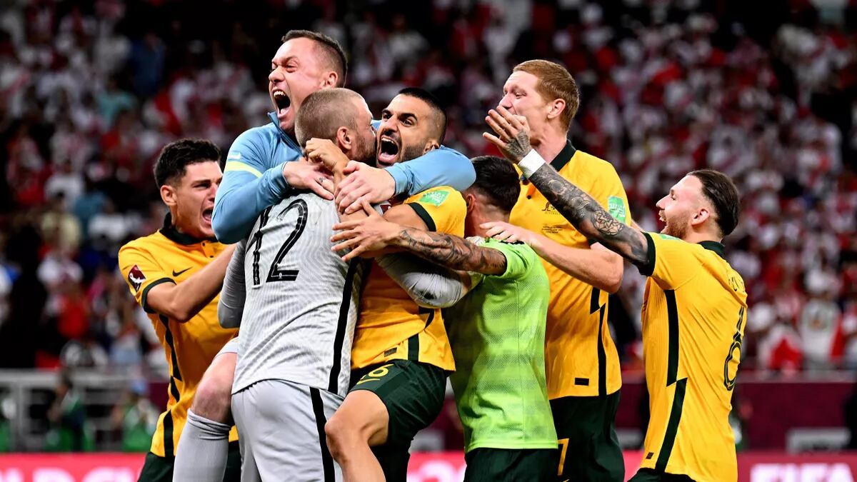 Un verdadero show: los increíbles movimientos del arquero de Australia para clasificar al Mundial de Qatar 2022
