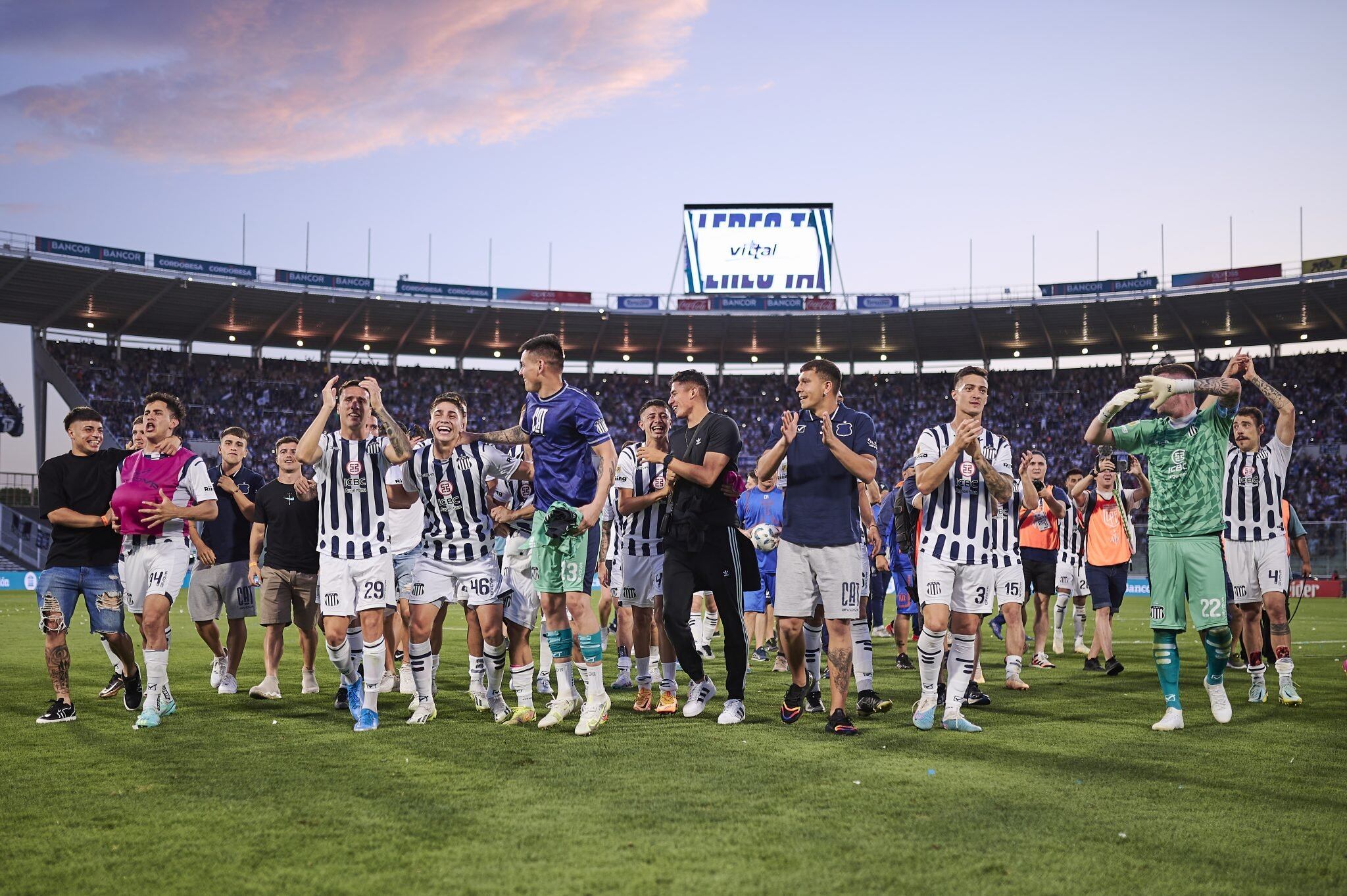 Los jugadores de Talleres festejando el pase a la Copa Libertadores 2024 luego de haberle ganado a Independiente en el estadio Mario Alberto Kempes. (Prensa Talleres)