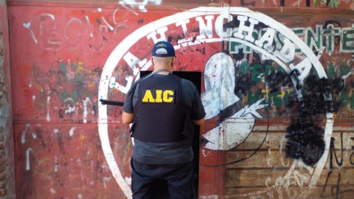 Detuvieron a un ex policía bajo sospecha de ser “pieza fundamental” de una banda criminal en Rosario