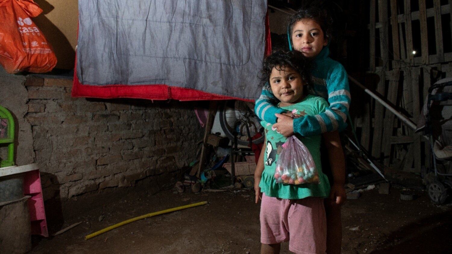 Una difícil situación es la que viven Brenda y sus tres hijas luego de que la lluvia les arruinara todo.