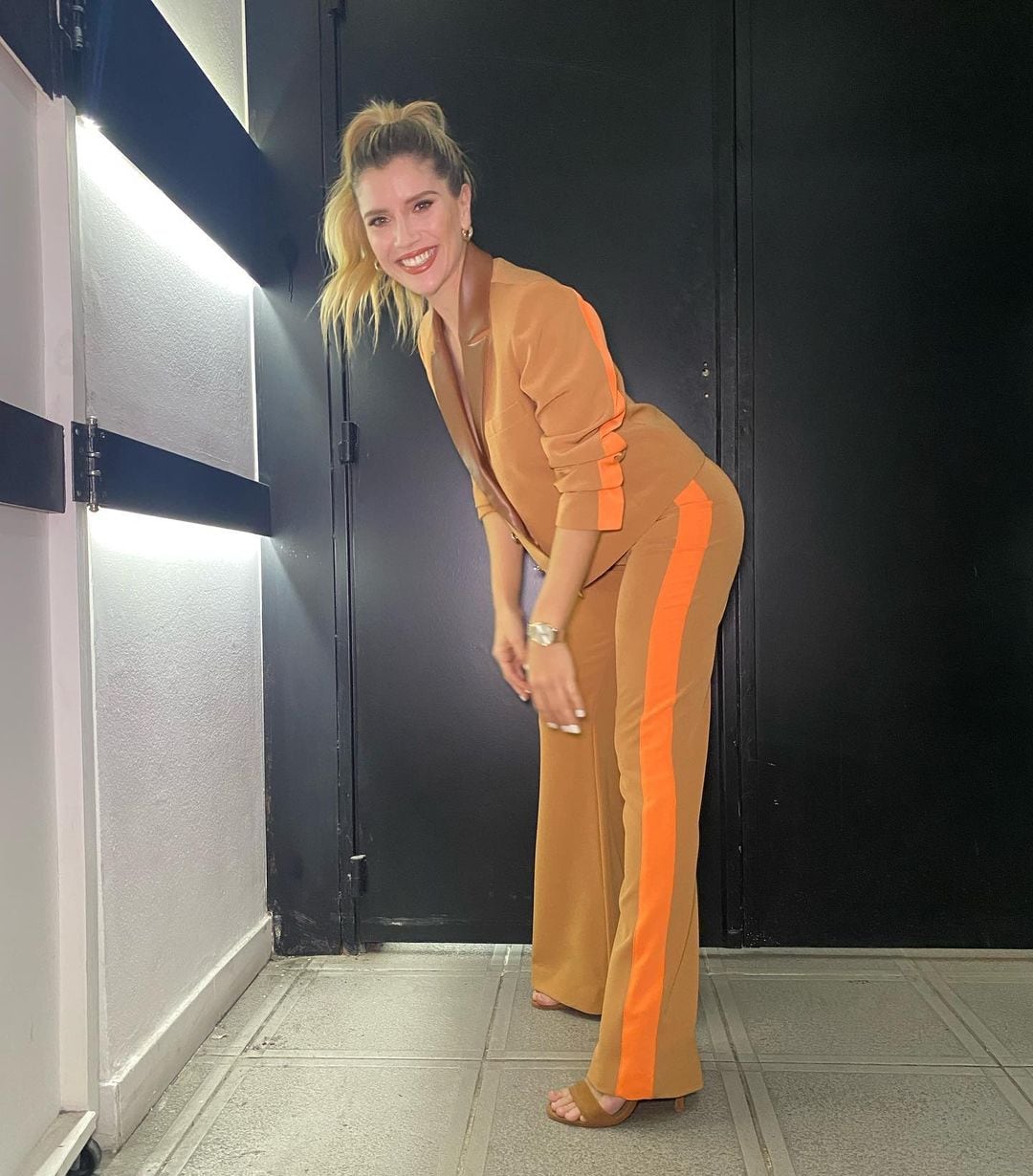 Laurita Fernández sorprendió con un "total brown" formal.