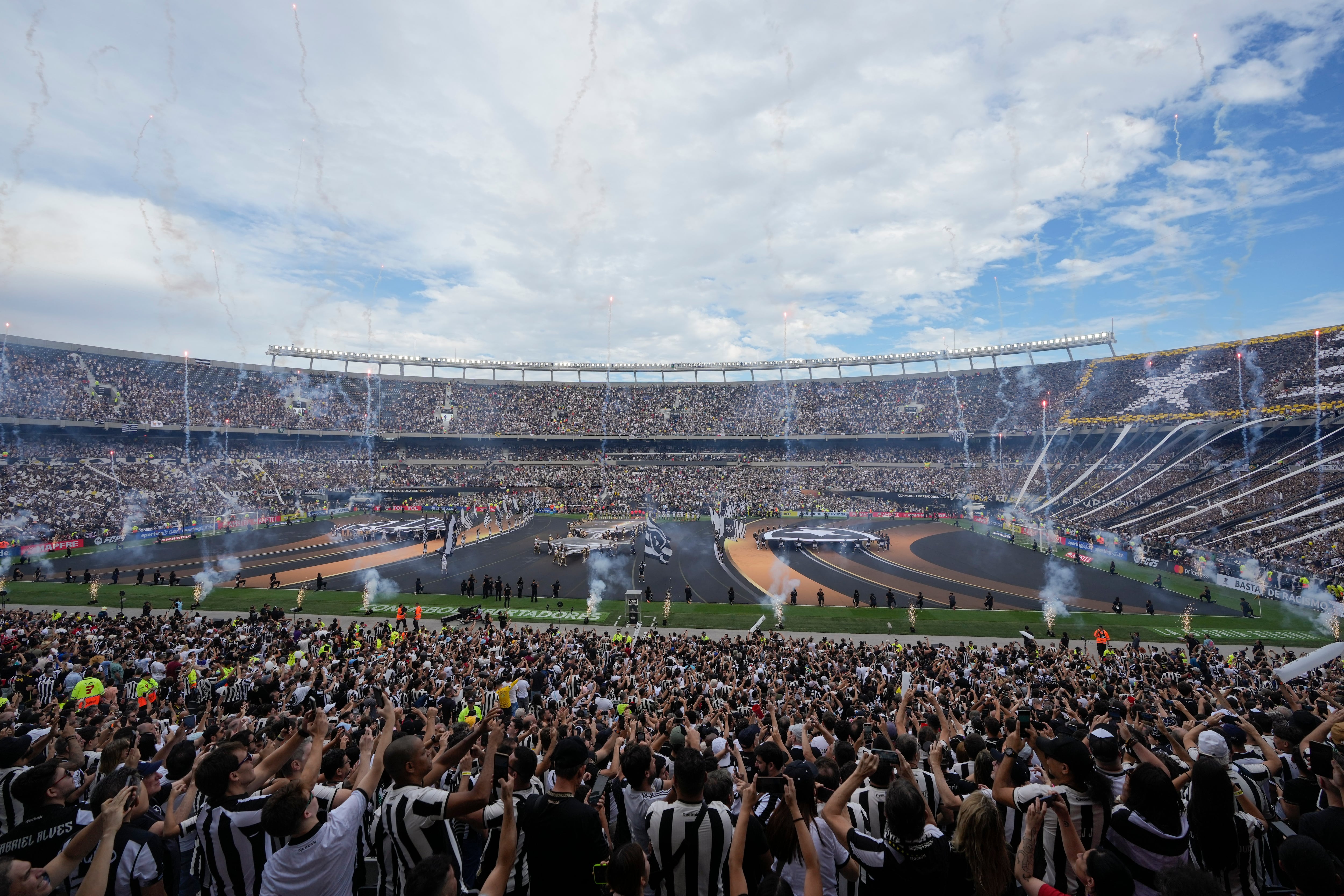 Aficionados abarrotan el Estadio Monumental para la final de la Copa Libertadores entre el Botafogo y Atletico Mineiro el sábado 30 de noviembre del 2024. (AP Foto/Natacha Pisarenko)