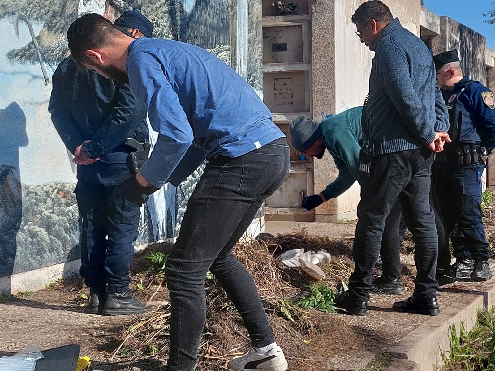 El procedimiento se realizó este martes en el cementerio de San Vicente. (Gentileza)