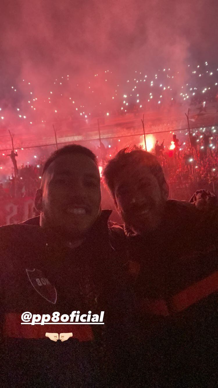 Los referentes del plantel leproso se sacaron una foto con la hinchada de fondo.