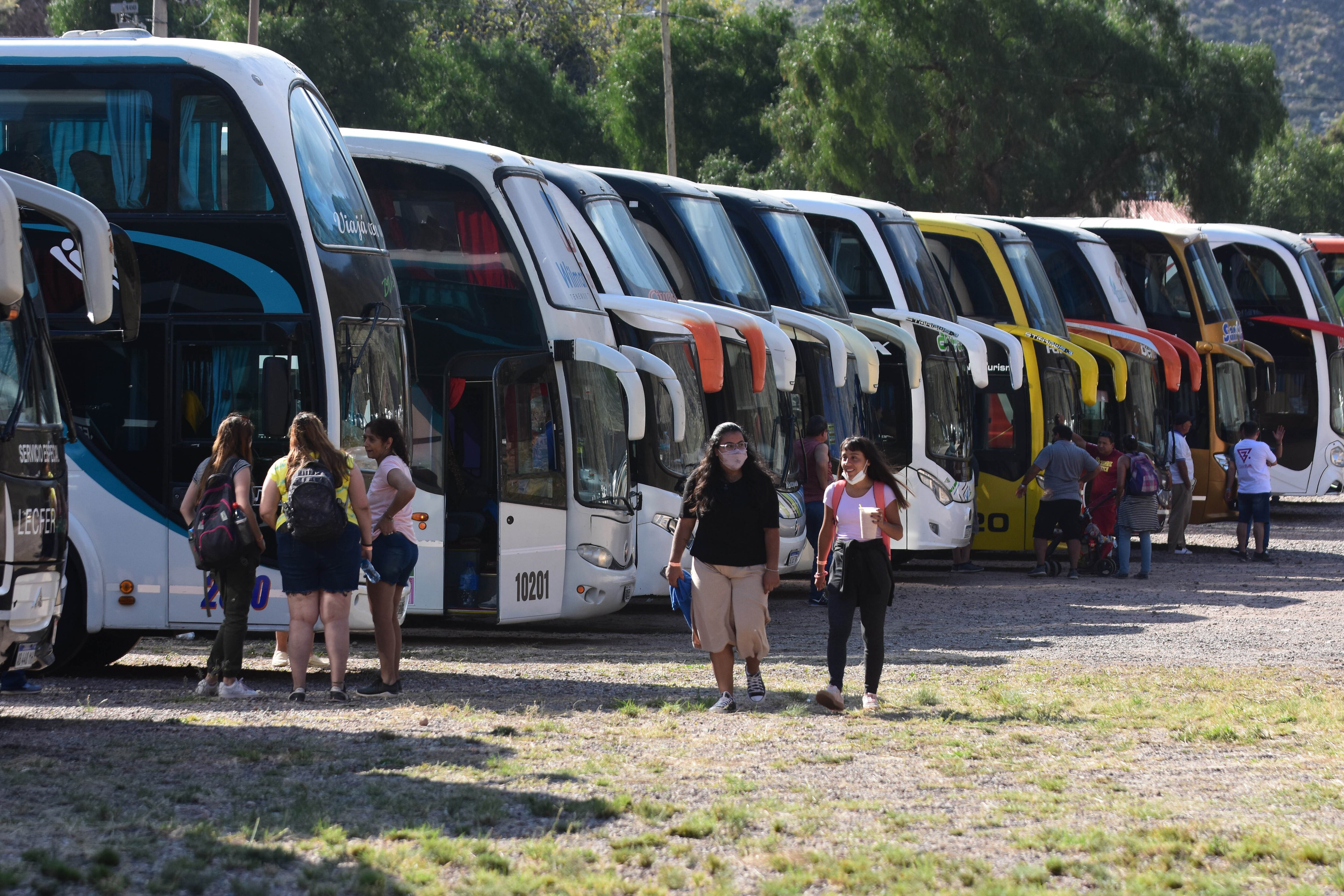 Colectivos de larga distancia realizan corte de calles en forma de reclamo- imagen de archivo