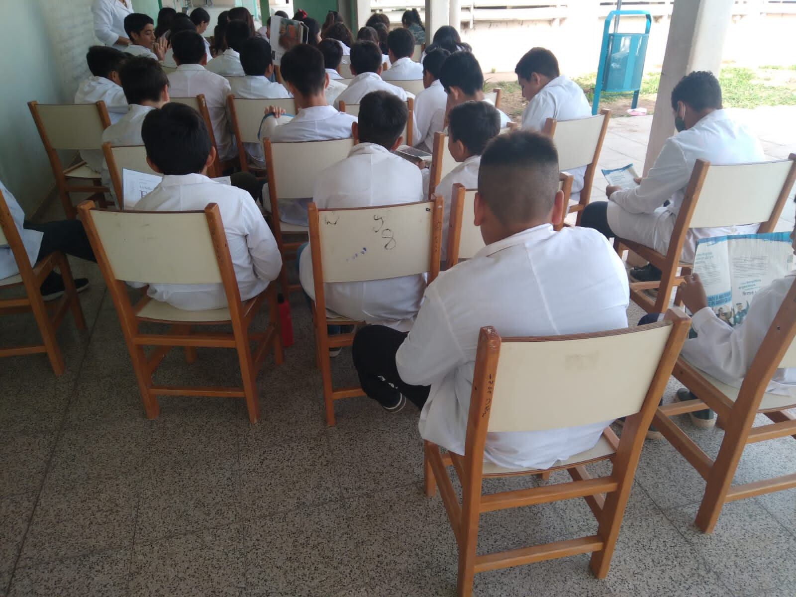 Alumnos de la institución en la que trabaja el bibliotecario Marcos Valenzuela.