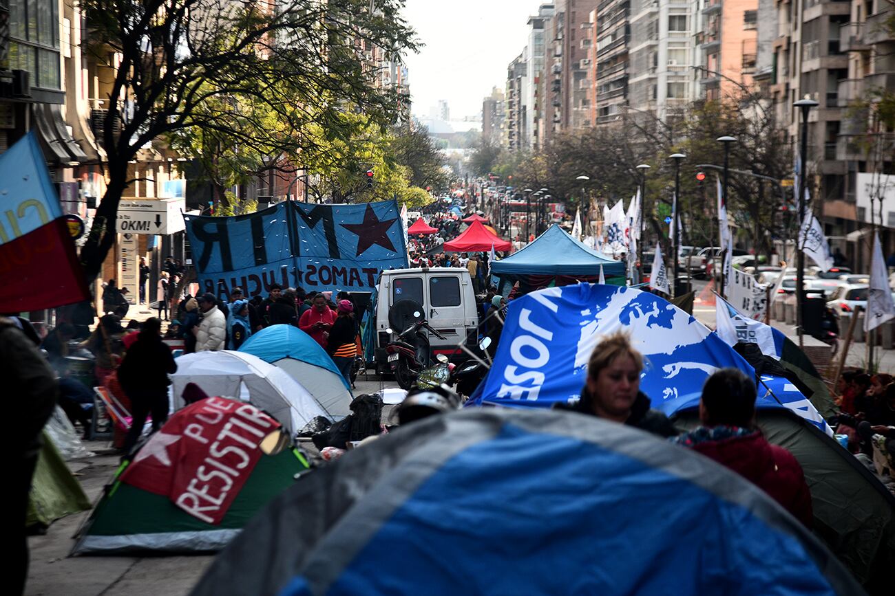 Marcha piquetera y acampe en Córdoba: complicaciones en el tránsito. (Pedro Castillo / La Voz)