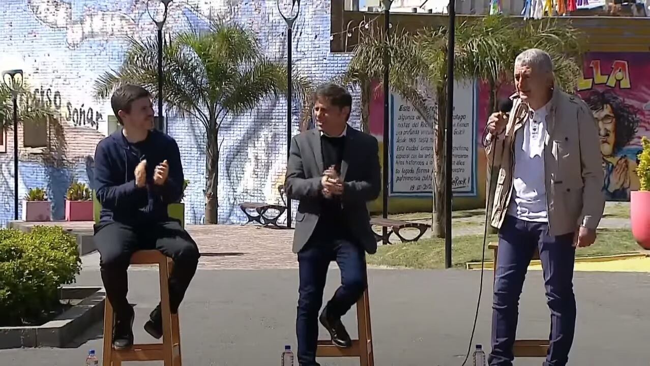 El intendente de Gesell, Gustavo Barrera, habla y el gobernador Kicillof aplaude este viernes en la localidad balnearia.