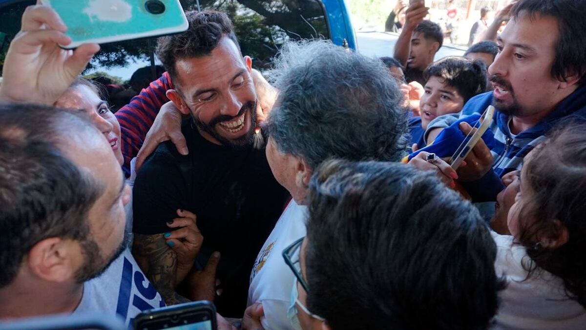 Carlos Tevez revolucionó Santiago del Estero con una guitarreada: Boca y River dijeron presente