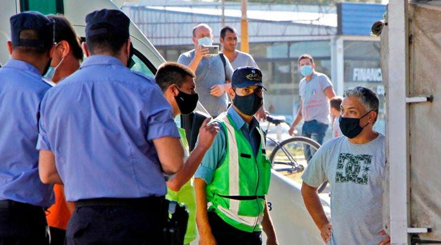 El fiscal Guillermo Komarofky, a la derecha de la imagen, en el lugar del hecho 