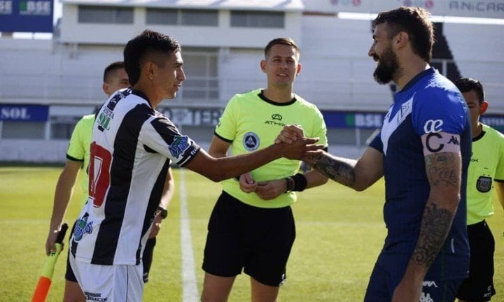 El delantero de Vélez fue el capitán y jugó 45 minutos (Prensa Vélez)