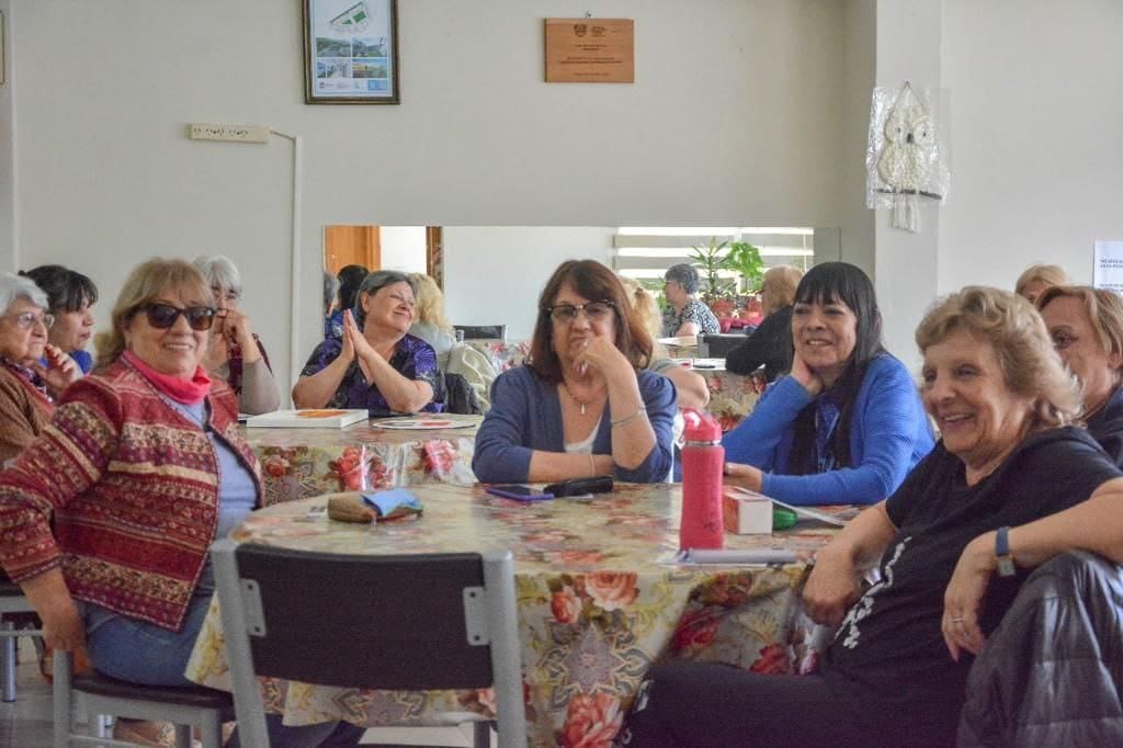 Taller ”Sal de Mi Corazón” continúa recorriendo Centros de Jubilados