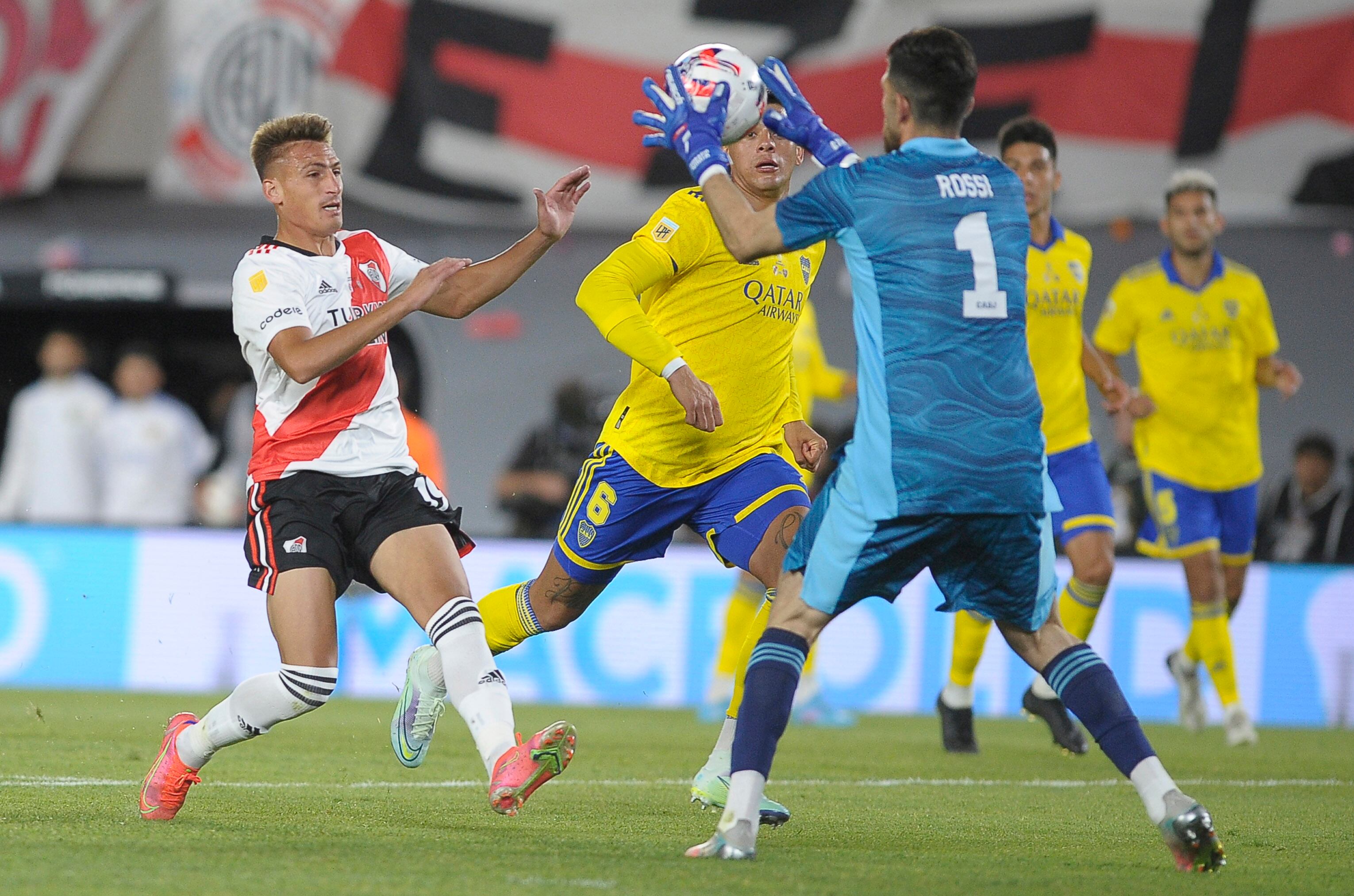 Agustín Rossi, en uno de sus últimos clásicos contra River en el Monumental. (Fotobaires)