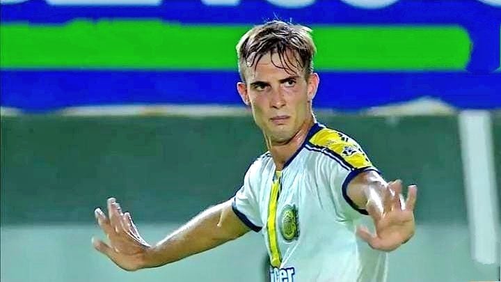 El zaguero Juan Cruz Komar con la casaca de Rosario Central. (Captura web).