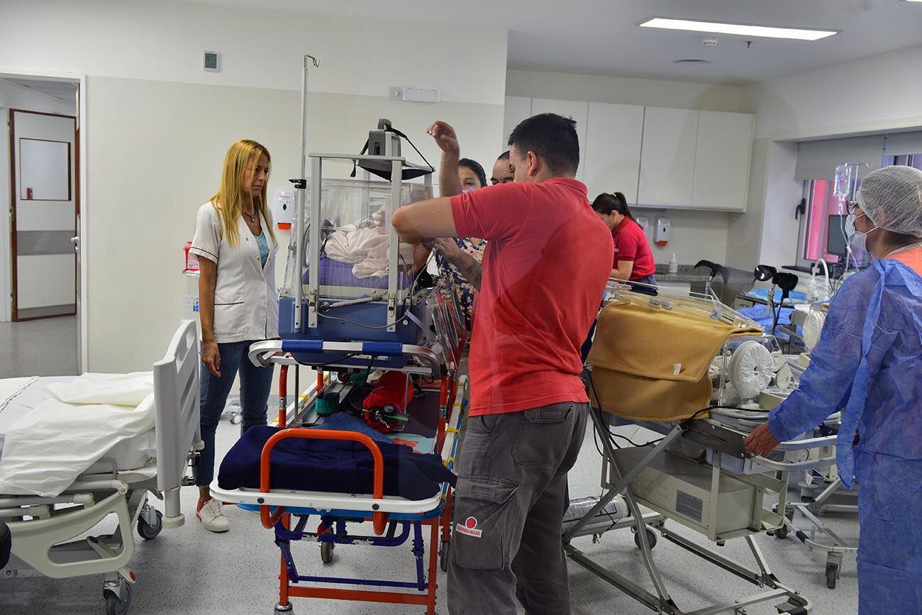 Traslado de bebes desde la Maternidad de barrio San Vicente hacia la nueva Meternidad Provincial en el ex pablo Pizzurno. (José Gabriel Hernández / La Voz)