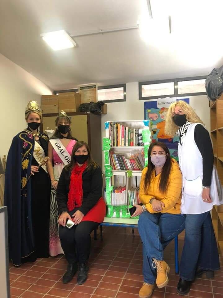 Las reinas de Maipú entregaron las bibliotecas a 12 merenderos del departamento.