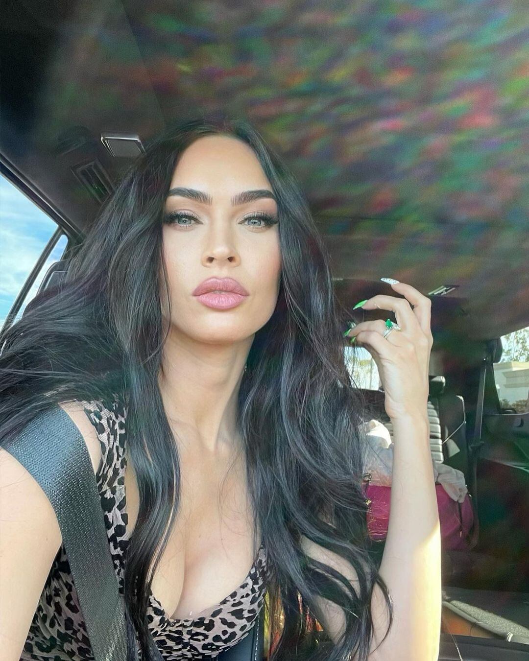 Megan Fox se sumó al estilo "animal print" con un vestido.