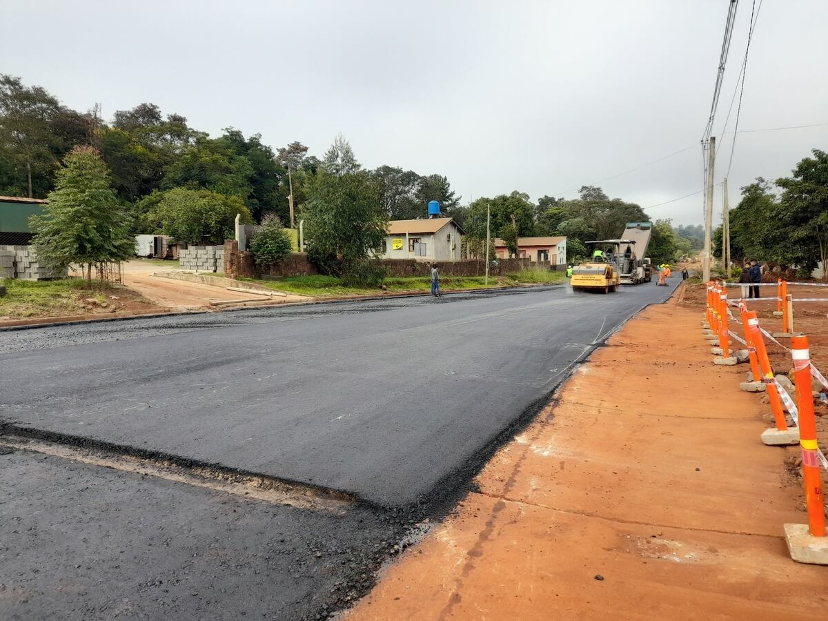 Continúan las labores de asfaltado en la avenida Libertad