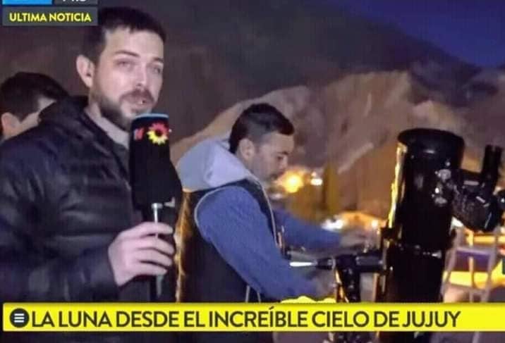 El periodista José Bianco con un equipo de la señal TN, transmitiendo desde la Puna de Jujuy un acontecimiento astronómico. En esa zona de la provincia se impulsa la actividad de astroturismo.