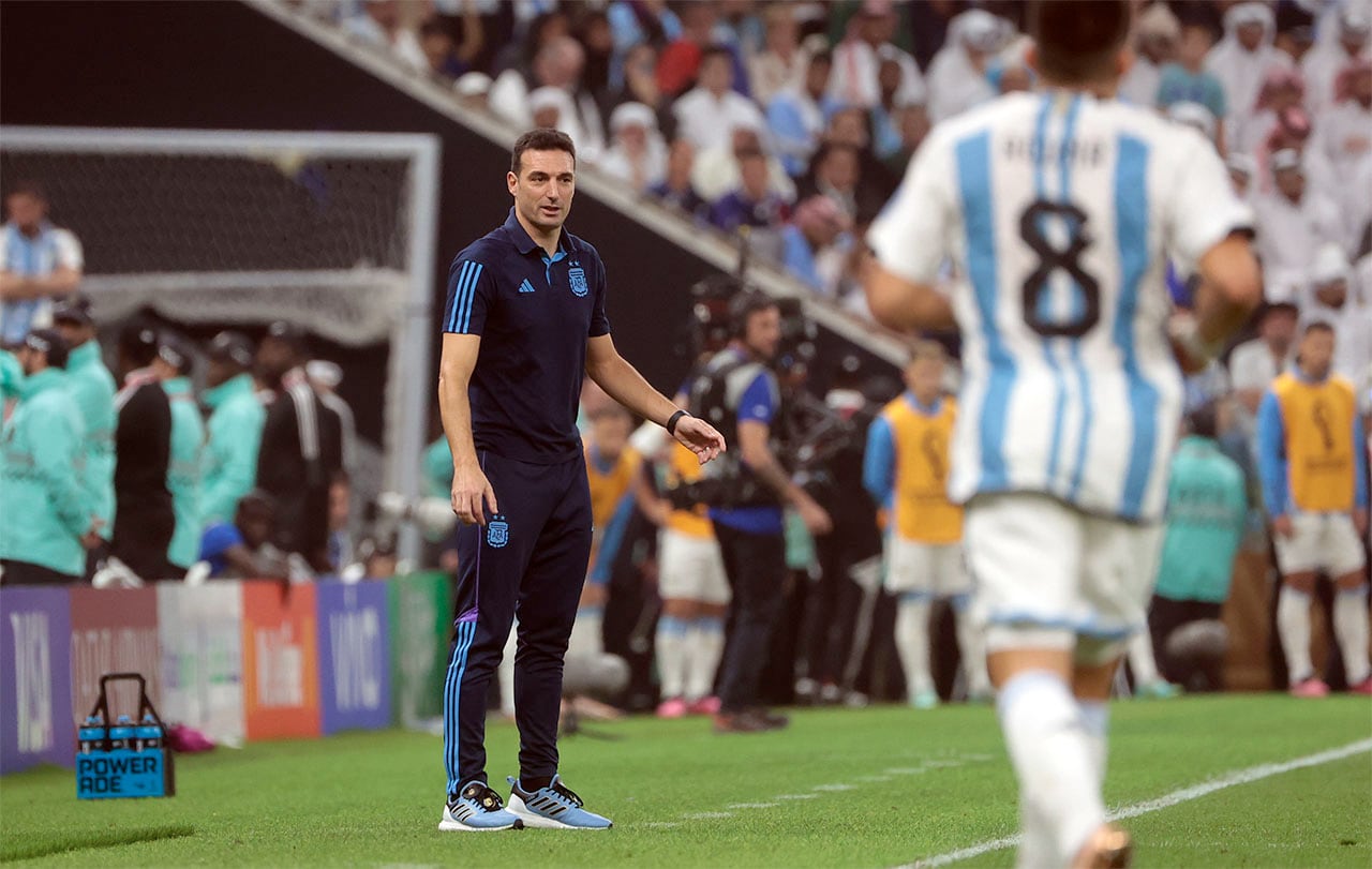 GR7042. LUSAIL (CATAR), 18/12/2022.- El seleccionador de Argentina Lionel Scaloni reacciona hoy, en la final del Mundial de Fútbol Qatar 2022 entre Argentina y Francia en el estadio de Lusail (Catar). EFE/ Juan Ignacio Roncoroni
