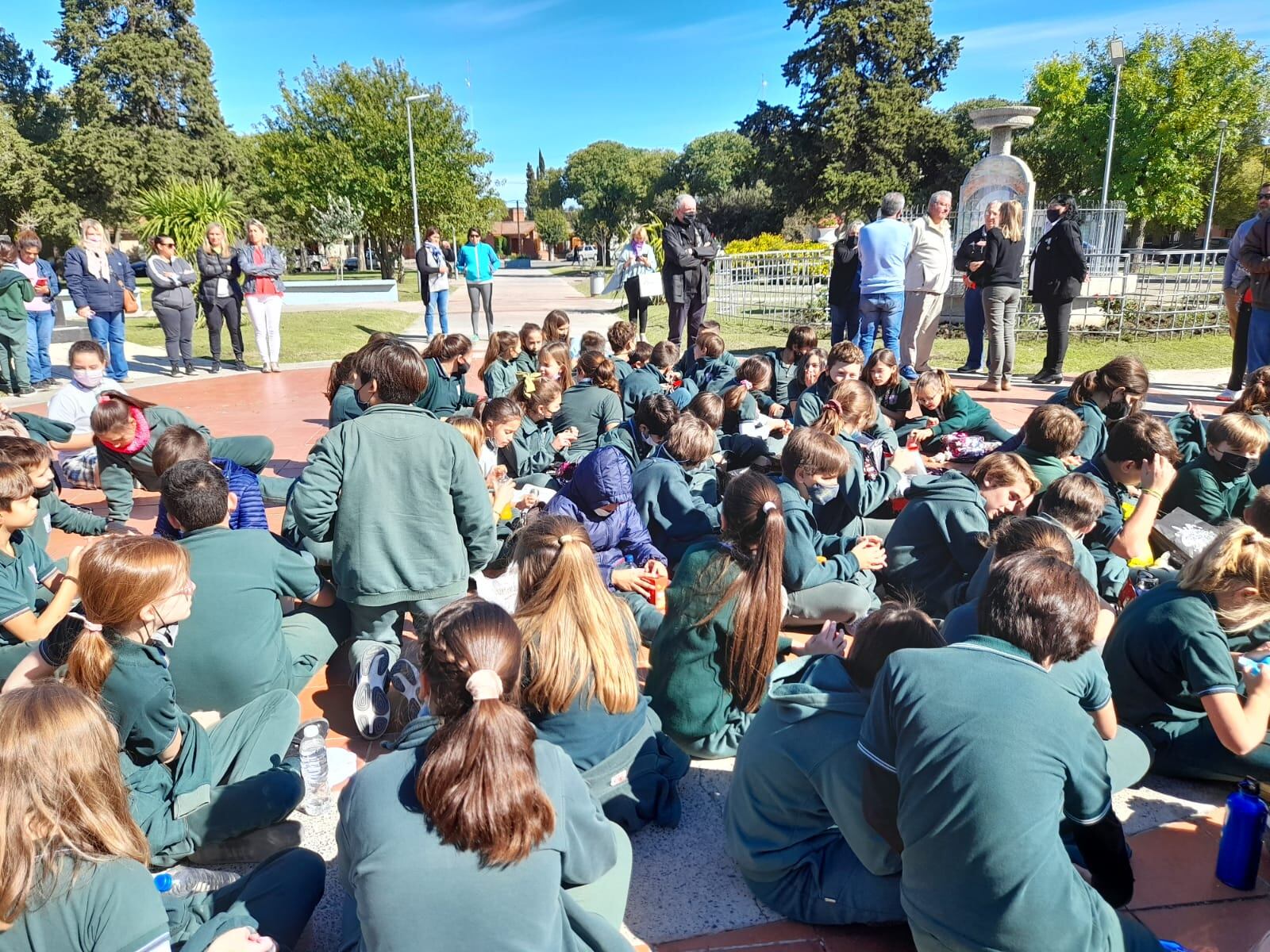 Alumnos del Jesús Adolescente sorprendieron a Veteranos de Malvinas con un desayuno